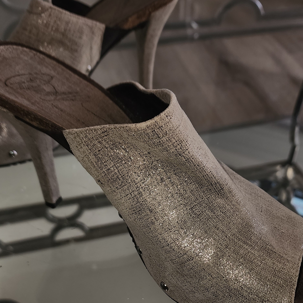 Women's Open-Toe Metallic Cream Slide Heels - Picture 4 of 7